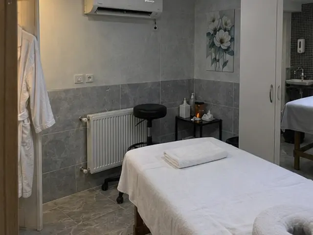 Gri mermer duvarlı, aydınlık masaj odası — Cennet Mahallesi, Masaj Salonun