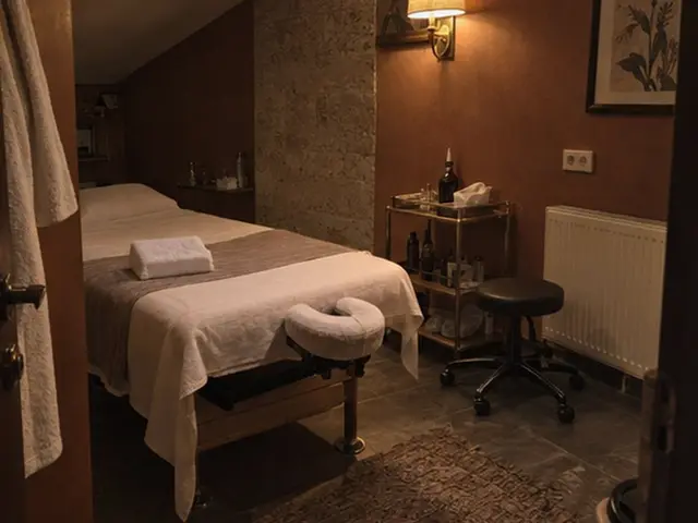 Bornozu asılı, sıcak ışıklı masaj odası — Cennet Mahallesi, Masaj Salonun