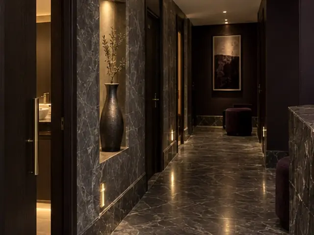 Mermer duvarlı, loş ışıklı salon koridoru — Cennet Mahallesi, Masaj Salonun